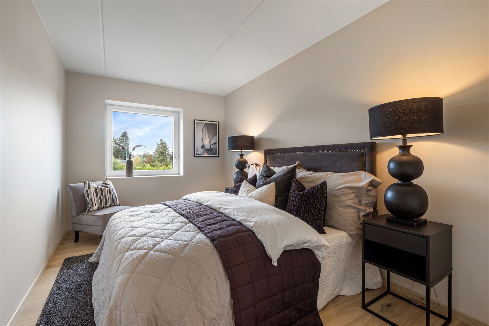 Leiligheten har to soverom hvor av det ene er tilknyttet bod/teknisk rom. Galleribilde