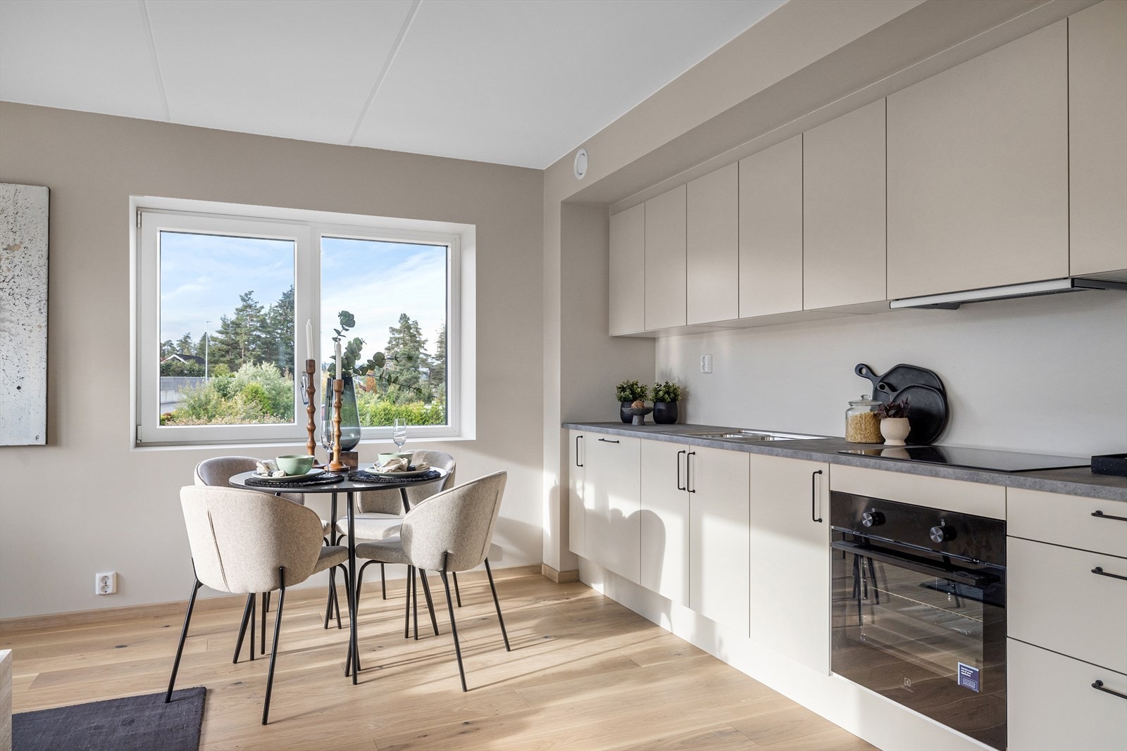 Kjøkkenet er levert av Svane Kjøkkenet. Tidsriktige fronter med laminert benkeplate og integrerte hvitevarer. Galleribilde