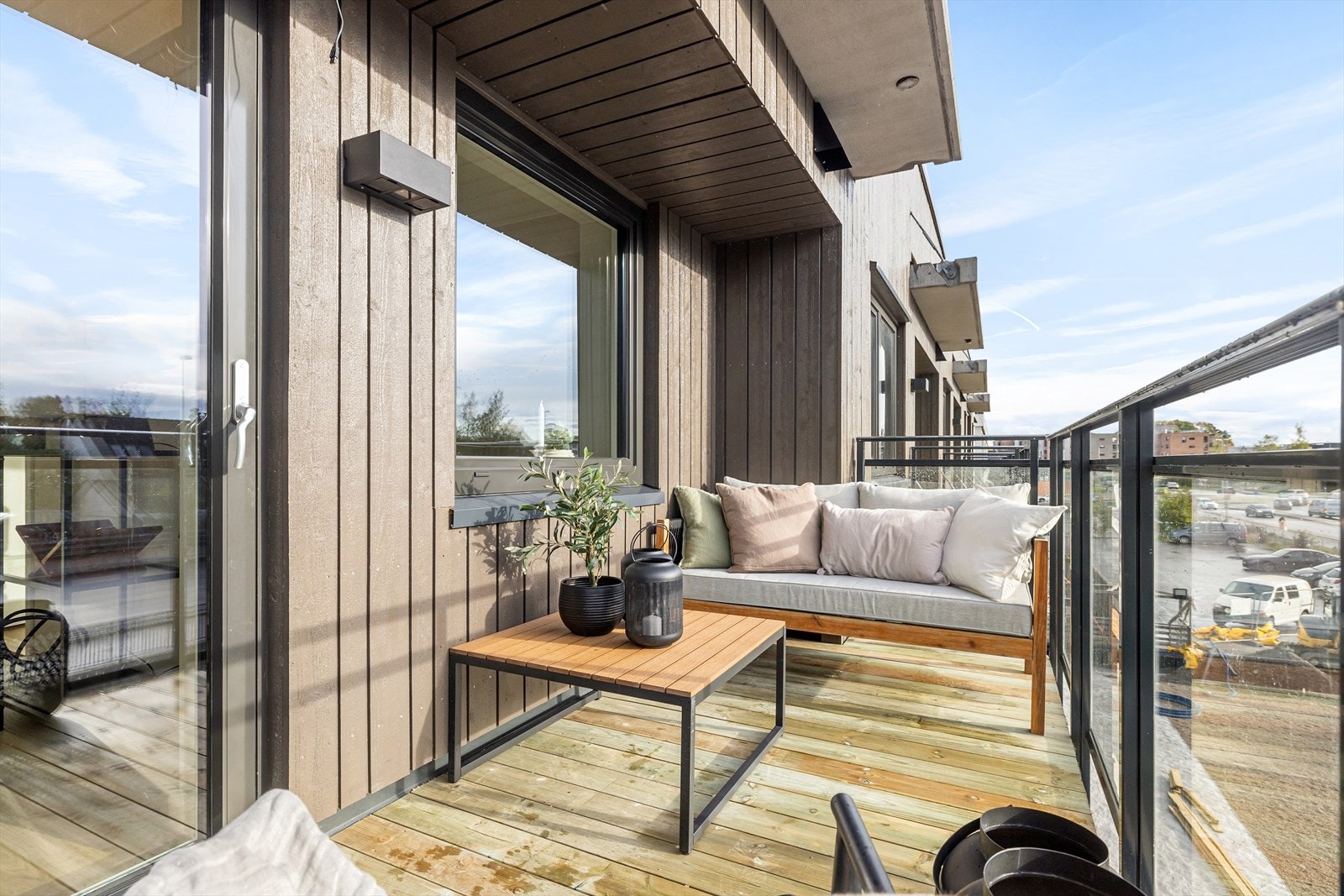 Fra stuen er det utgang til balkong. Her har du plass til møblement og grill. Galleribilde