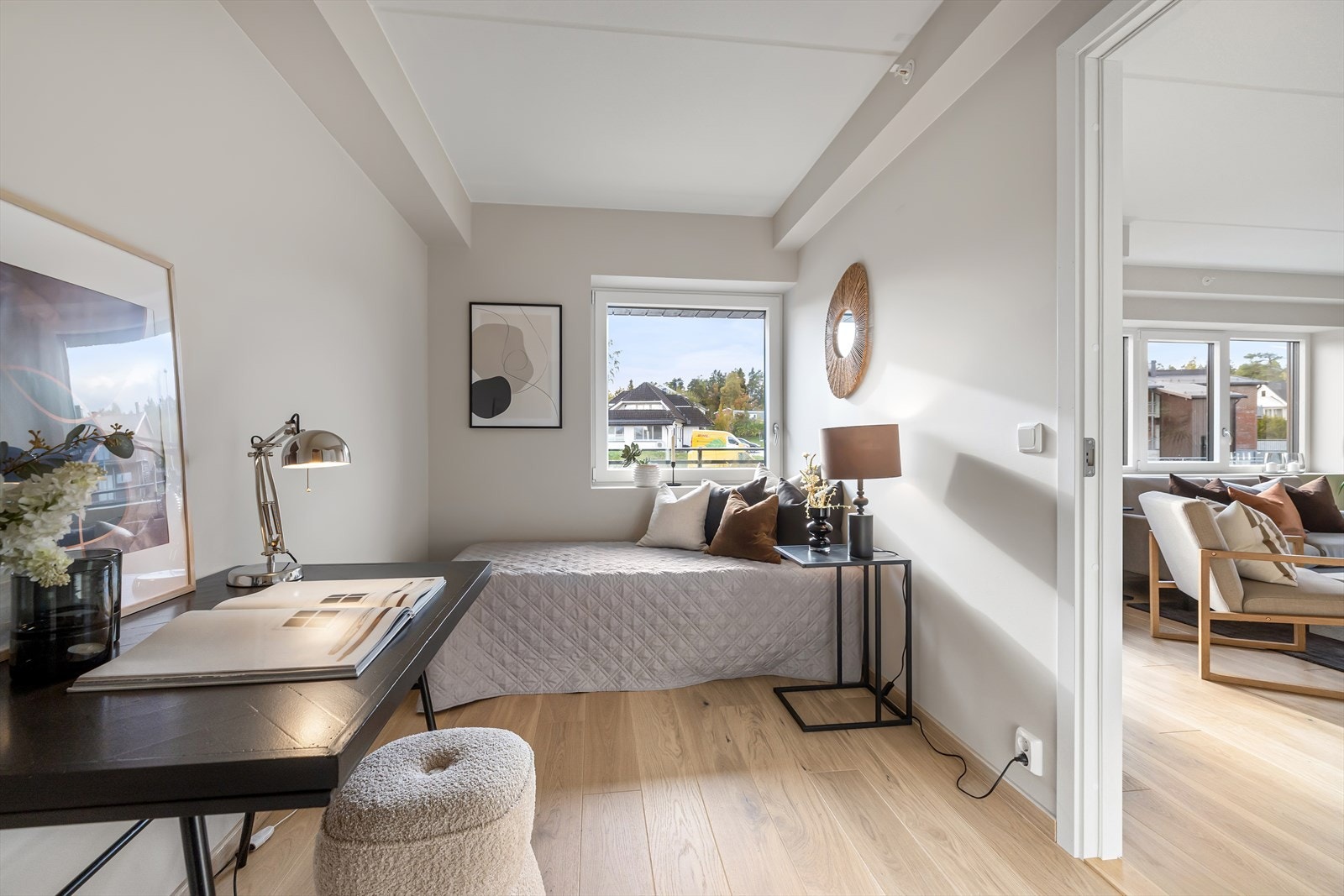 Soverom 2 - God plass til seng med tilhørende nattbord. Rommet er også tilknyttet innvending bod. Galleribilde