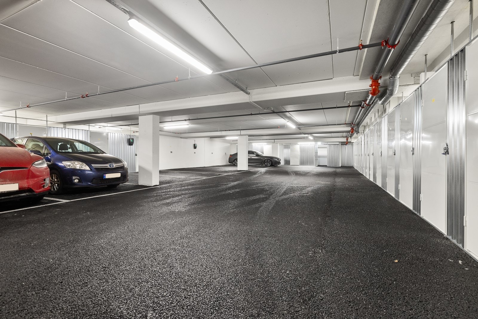 Det er mulighet for kjøp av garasjeplass i felles anlegg. Leiligheten disponerer også egen sportsbod i garasjeanlegg. Galleribilde