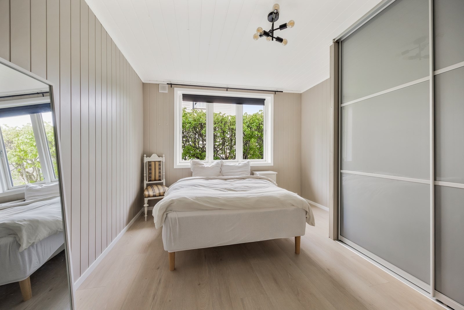 - Stort soverom med god oppbevaringsplass - Galleribilde