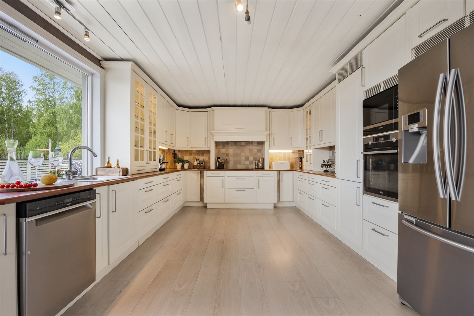 - Stort kjøkken med rikelig med skap og benkeplass - Galleribilde