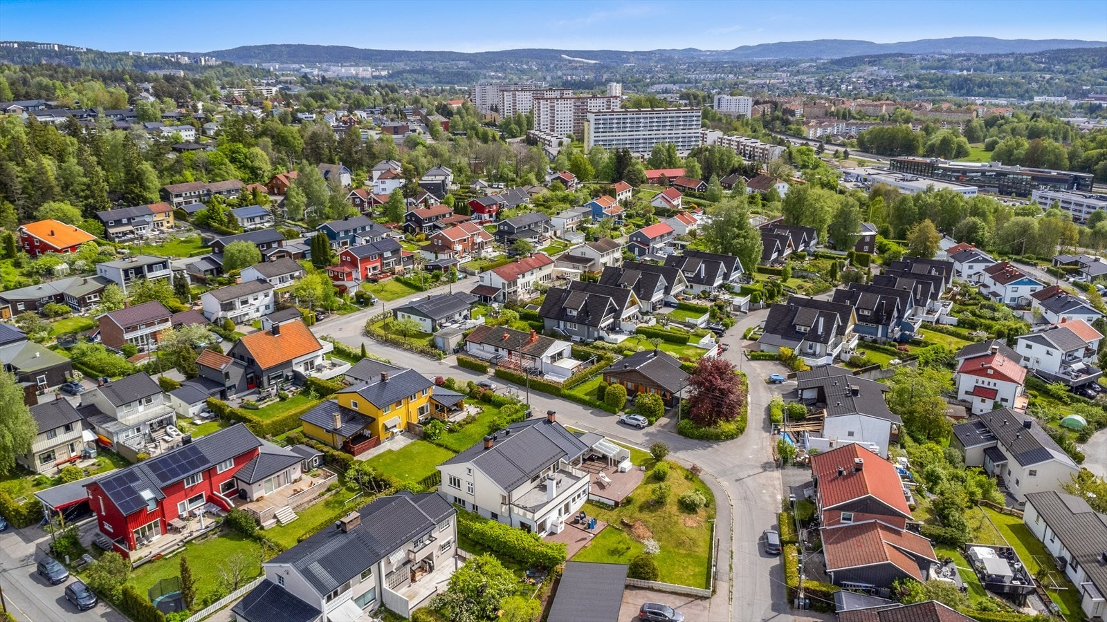 - Fra boligen er det kort vei til en rekke servicetilbud og matbutikker - Galleribilde