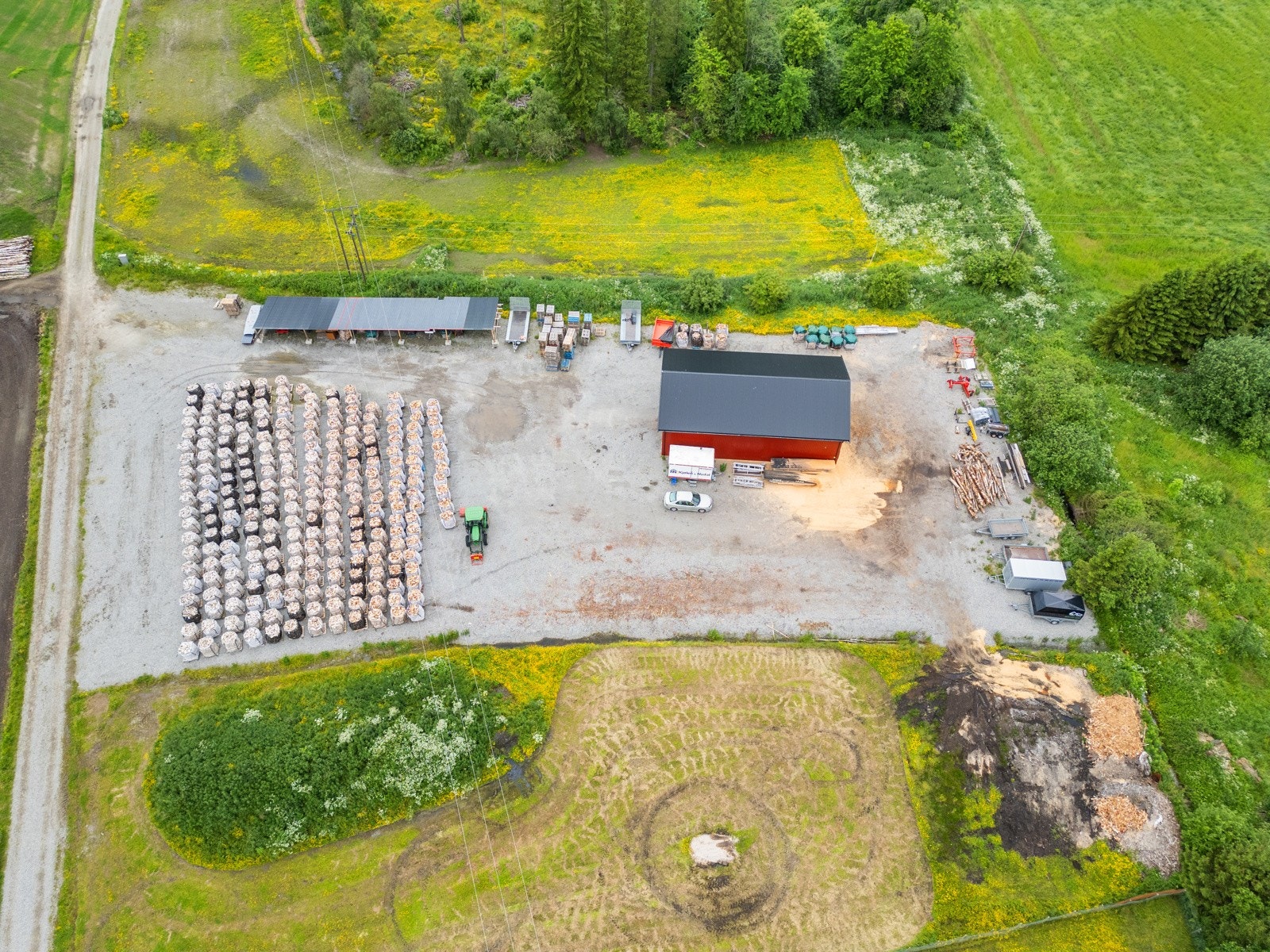 Redskapshuset er brukt til vedproduksjon og lagrin av redskap Galleribilde
