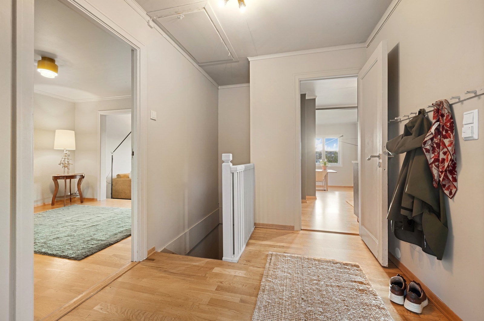 Entré med trapp ned til kjelleretasjen. Galleribilde