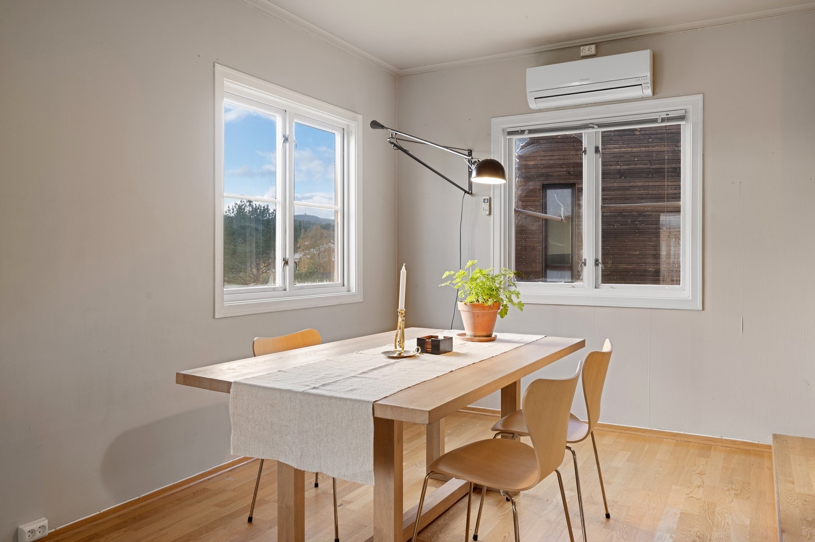 Stuen har store vindusflater og gjennomlys fra flere vinkler. Galleribilde