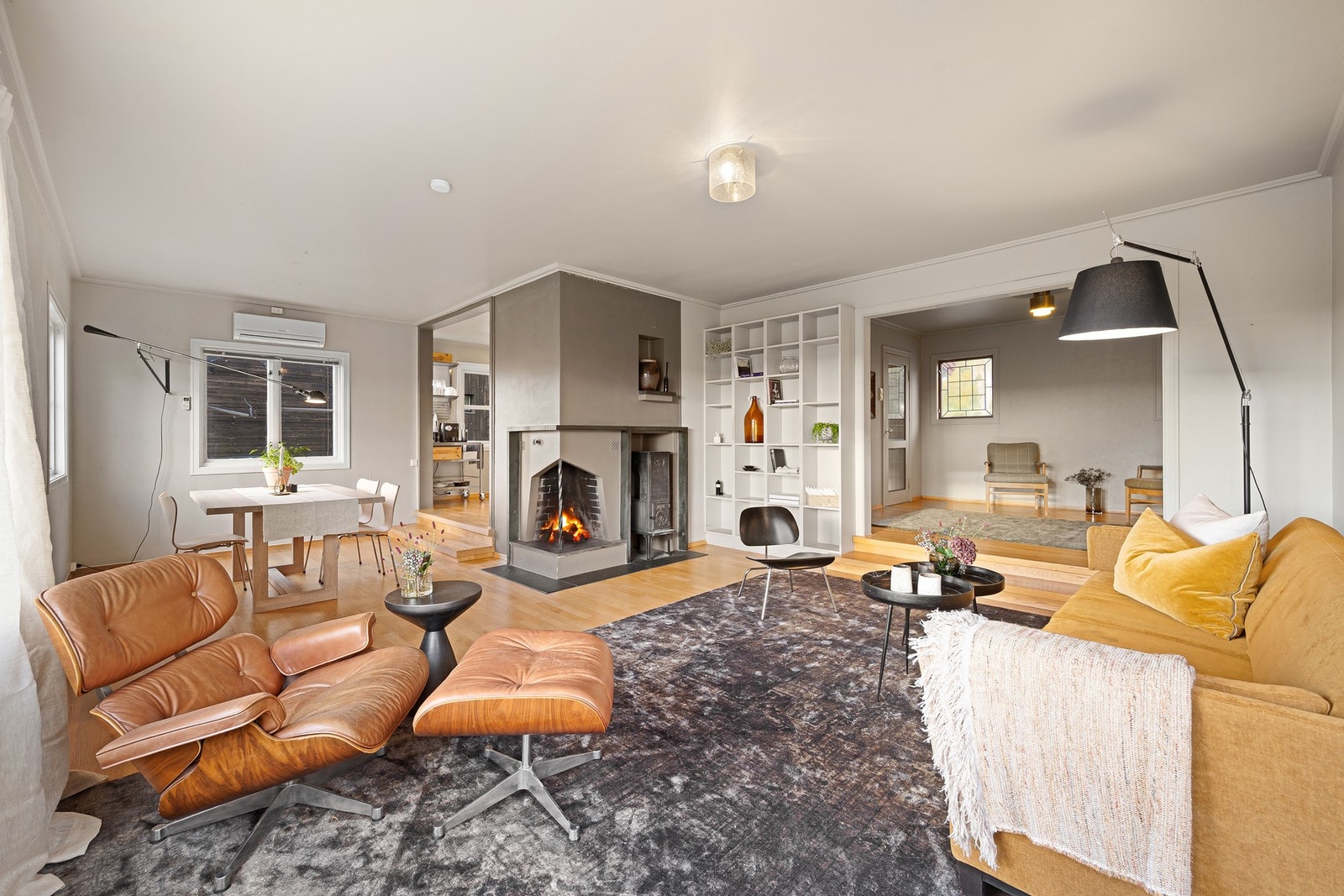 Koselig stue med lun og effektiv oppvarming fra både peis, vedovn og varmepumpe. Galleribilde