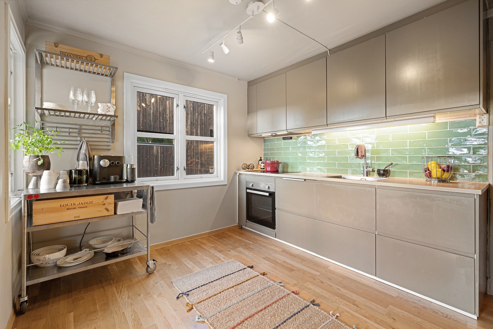 Integrerte hvitevarer består av platetopp, stekeovn, oppvaskmaskin og kjøleskap. Galleribilde