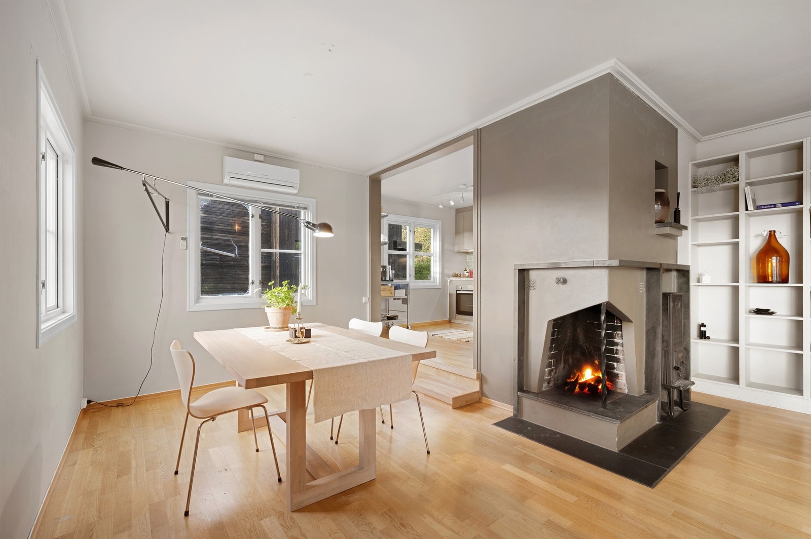 Lys spisestue med god atmosfære. Galleribilde