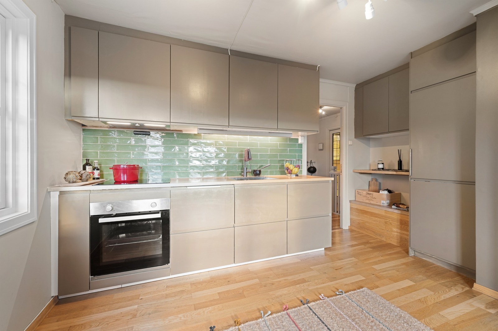 Kjøkkenet har ny innredning fra 2019 og fremstår meget delikat med beige fronter og lekre flis på veggen. Galleribilde