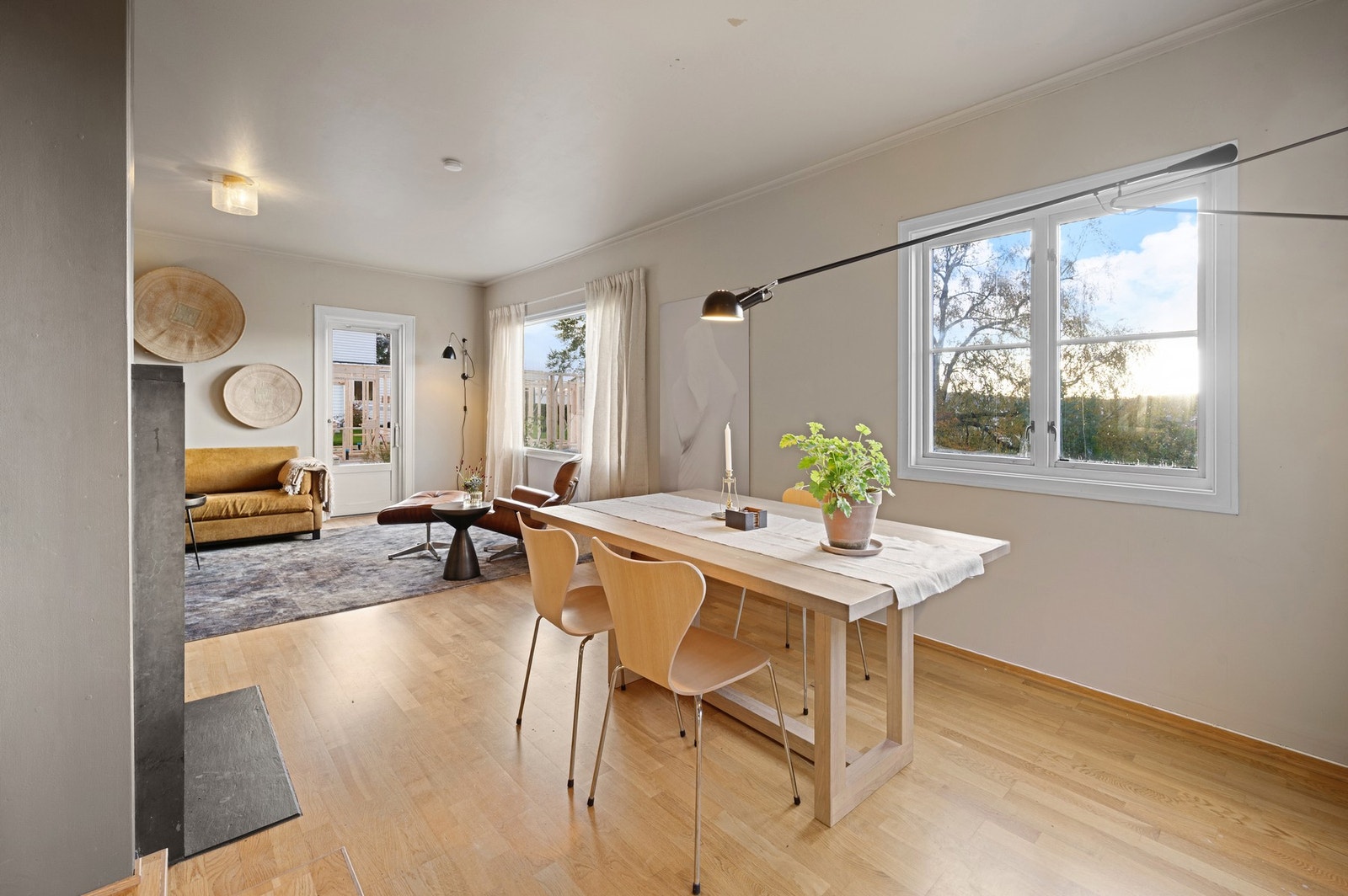 Fra stuen er det utgang til en solrik terrasse. Galleribilde