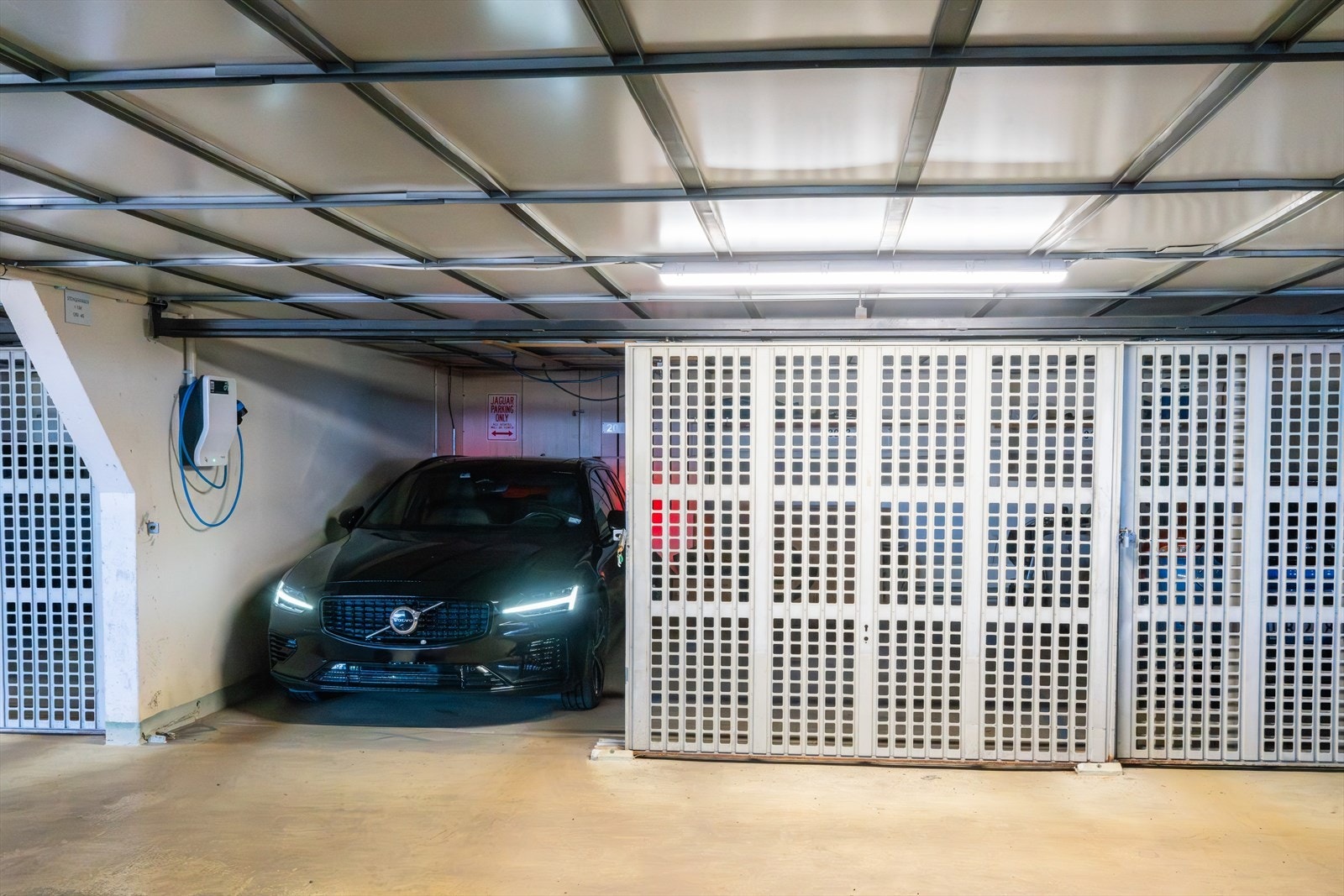 Garasjeplass med elbillader Galleribilde