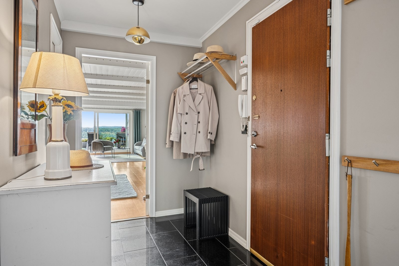 Entrè har god plass for ytterklær og sko Galleribilde