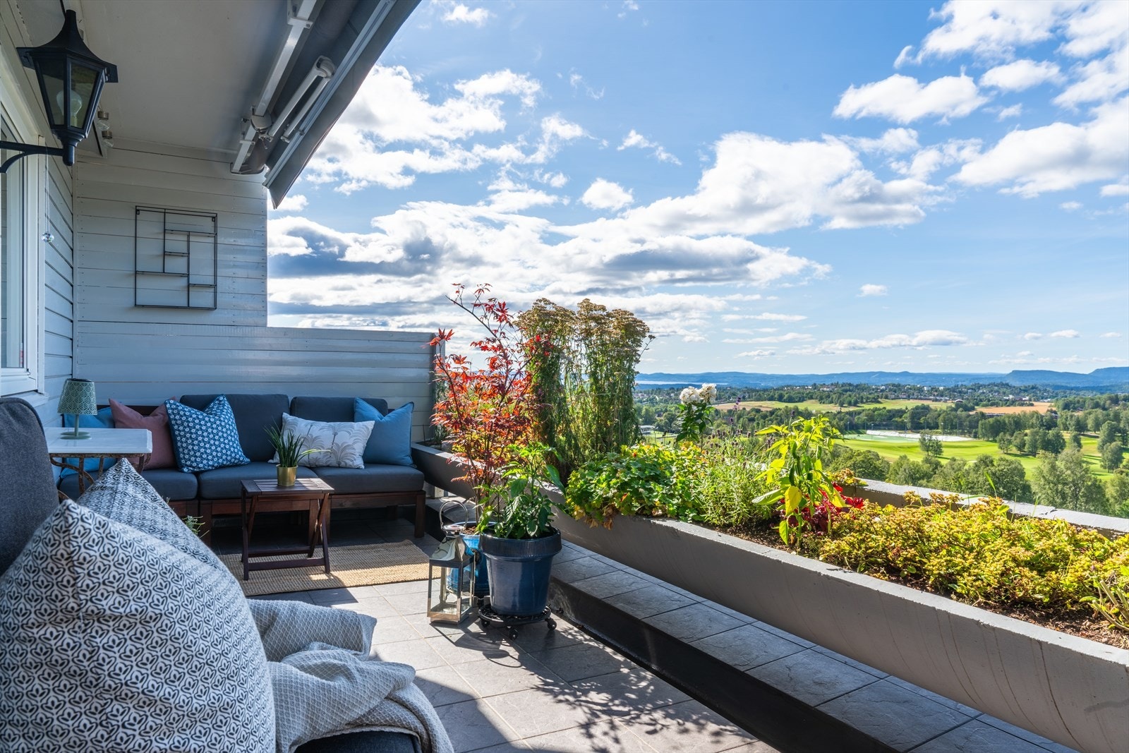 Solrik terrasse med fantastisk utsikt. Galleribilde