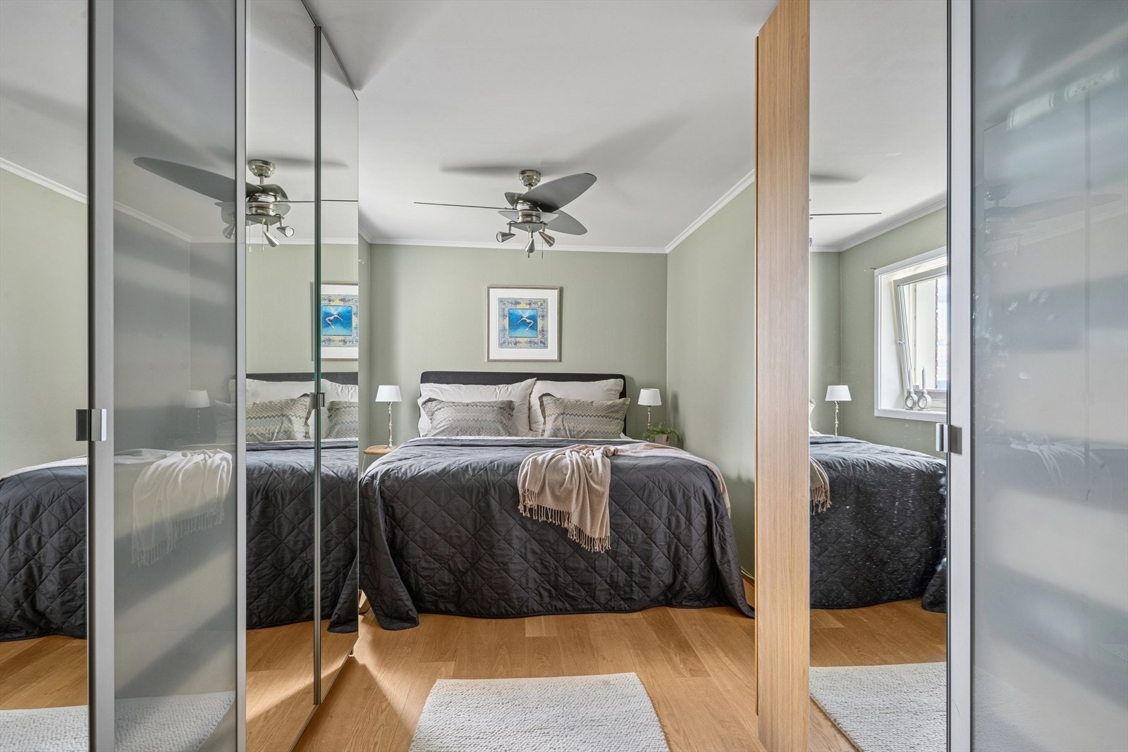 Hovedsoverom med rikelig med garderobeskap og direkte adkomst til bad Galleribilde