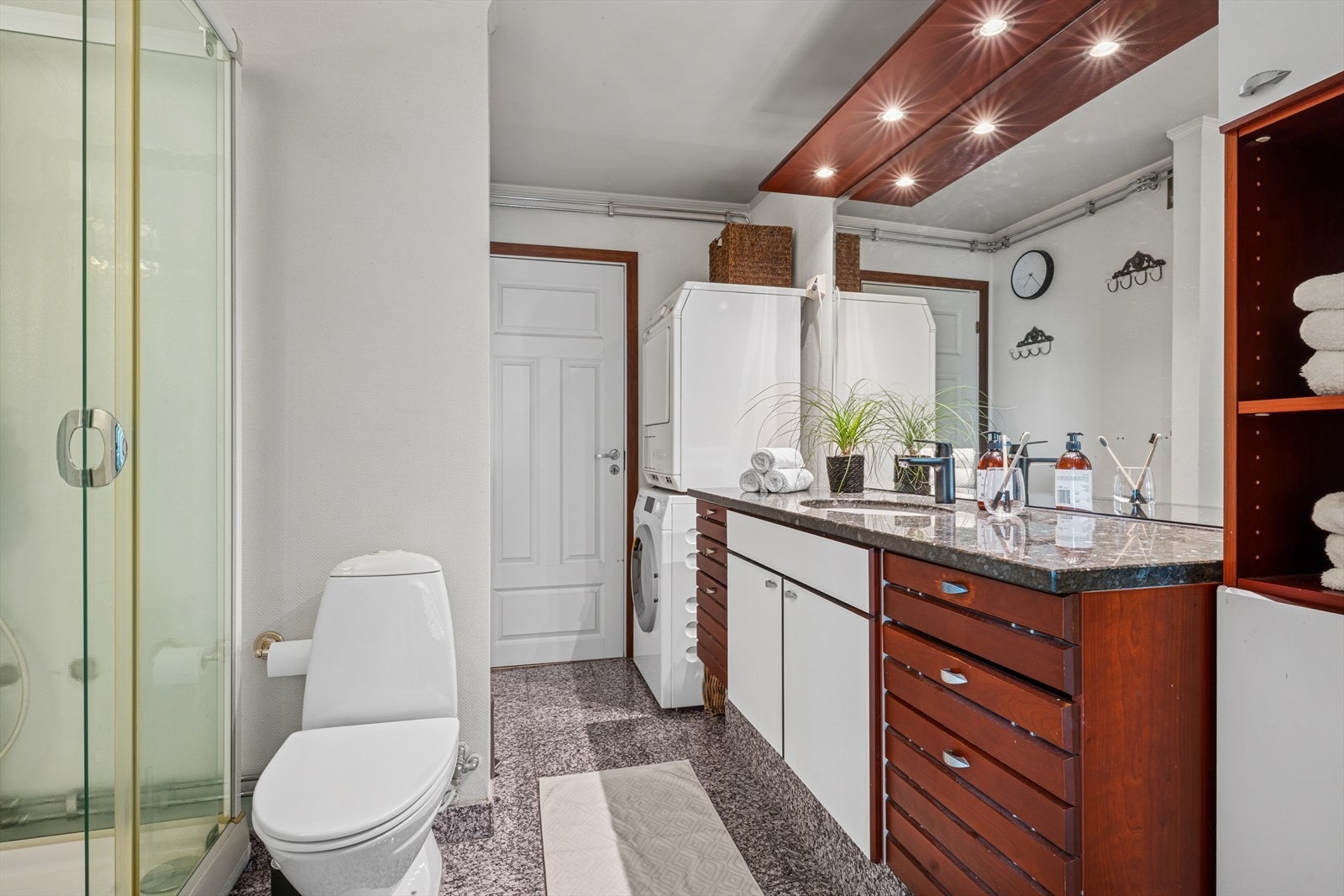 Baderom med inngang fra hovedsoverom Galleribilde