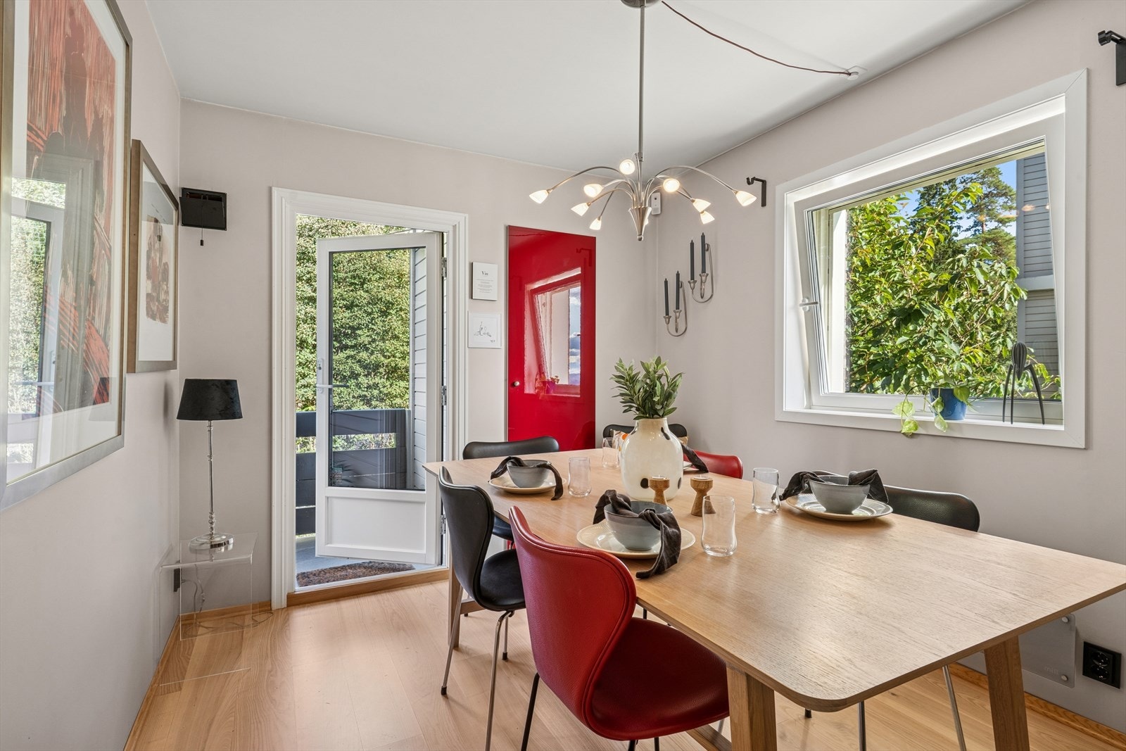 Det er plass til stort spisebord på kjøkken. Utgang til hyggelig frokostbalkong Galleribilde