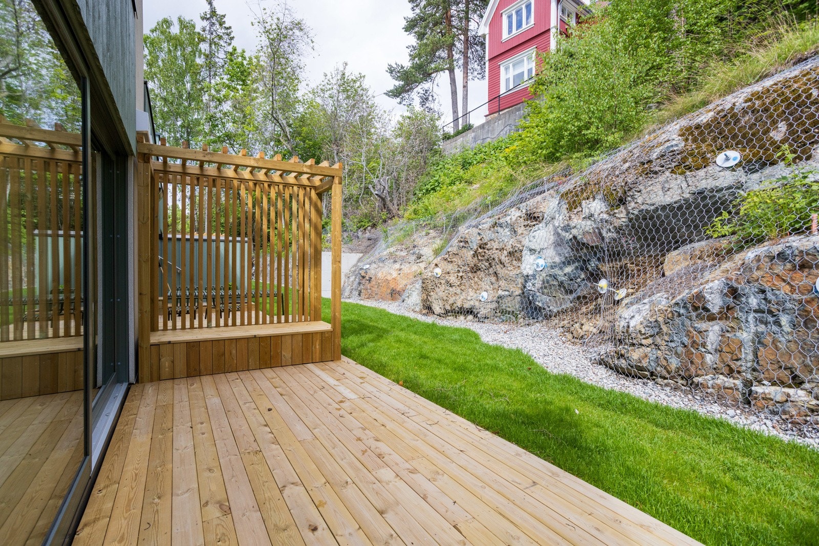 Boligen har uteplasser på begge sider og takterrasse Galleribilde