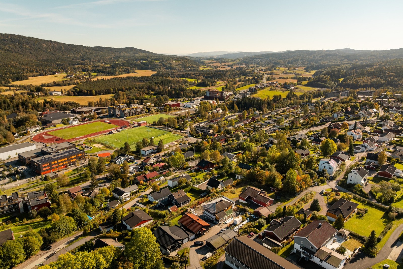 Eneboligen ligger i et sentralt og familievennlig område på Rotnes i Nittedal kommune, ikke langt fra Oslogrensa. Området ligger naturskjønt til ved Nordmarka, og det er gangavstand til både skoler og barnehager. Galleribilde