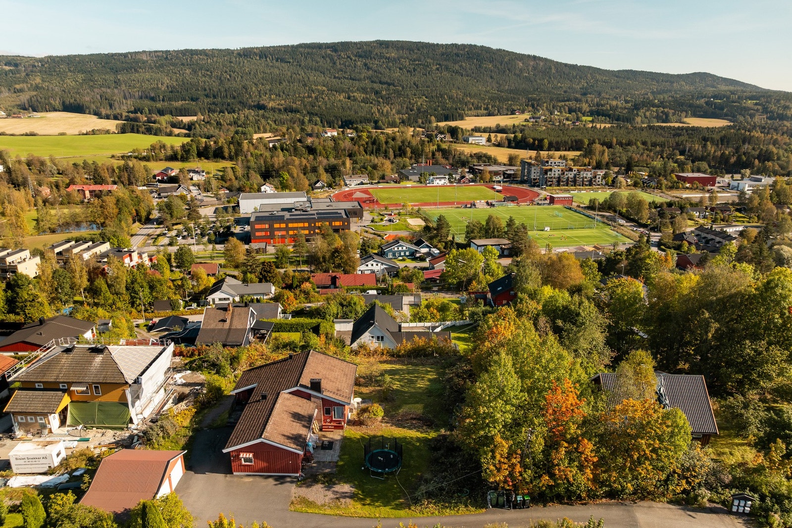 Fra stuevinduene i hovedetasjen er det utsikt ned til det nærliggende idrettsanlegget og videre over skog og vakre landbruksområder. Galleribilde