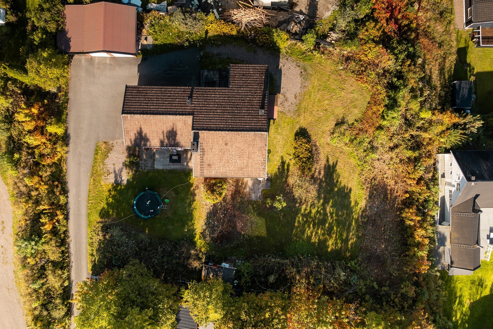 Den store hagen strekker seg over to nivåer, og er opparbeidet med plen, prydbusker, trær og barkebed. Det er rikelig med boltreplass, samt god plass til trampoline, grønnsakshager og drivhus om ønskelig. Galleribilde