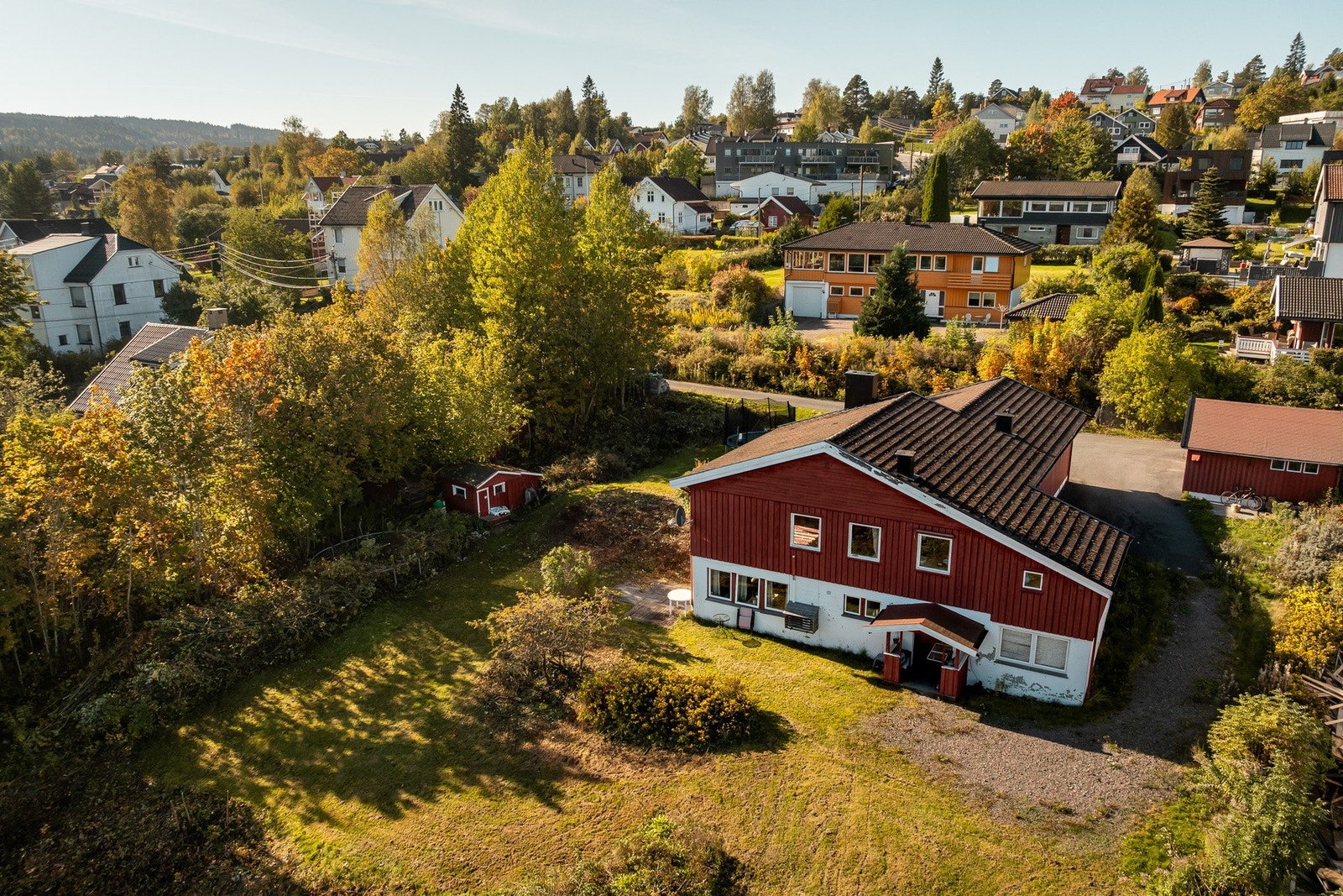 Utleiedelen i underetasjen har et pent, overbygd inngangsparti med gruslagt adkomst og repos i tre. Ved inngangspartiet har utleiedelen en østvendt uteplass på ca. 13 kvm med morgensol og naturskjønn utsikt. Utleiedelen inneholder en entré, et bad/wc, et Galleribilde
