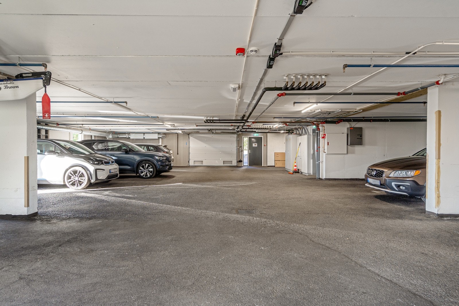 Felles garasjeanlegg - Leiligheten har garasje på utsiden av blokka Galleribilde