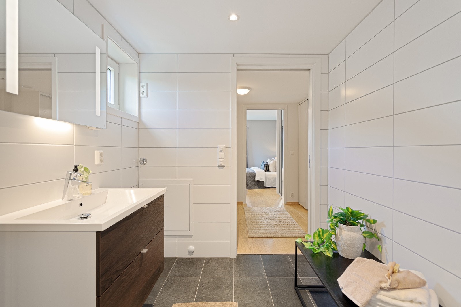 Badet har utstrakt bruk av downlights i tak Galleribilde