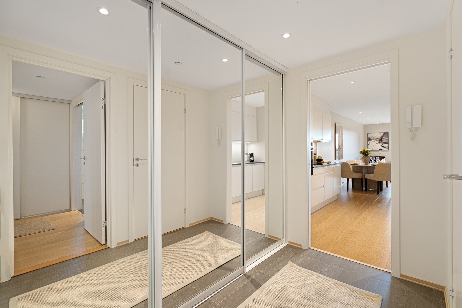 Romslig hall med stor skyvedørgarderobe Galleribilde