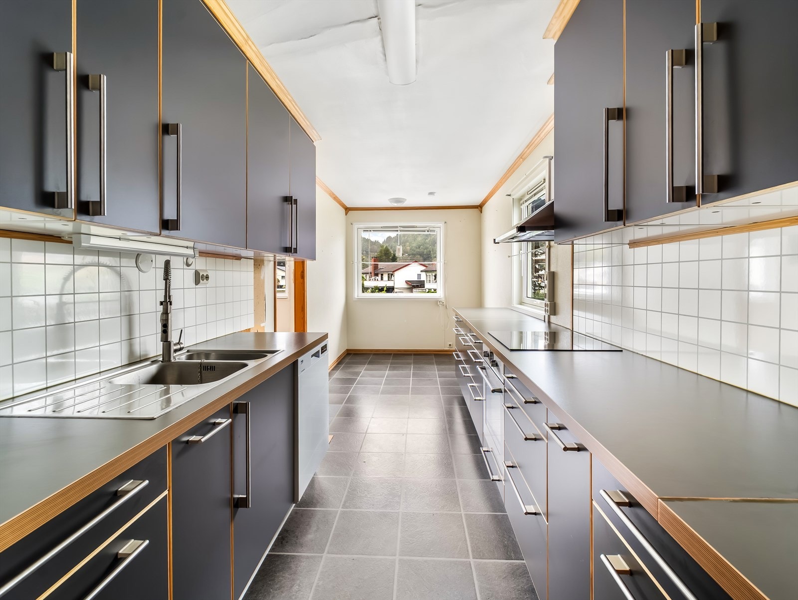 Tidløs kjøkkeninnredning med rikelig skapplass og store arbeidsflater. Galleribilde