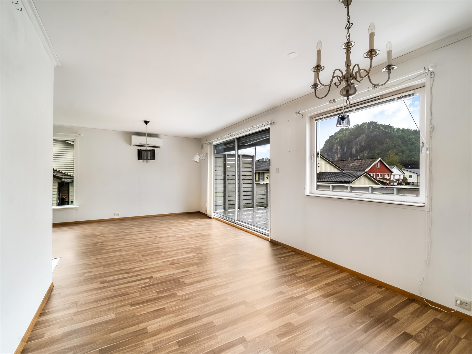 Lys og romslig stue hvor det installert både varmepumpe og peisovn. Galleribilde