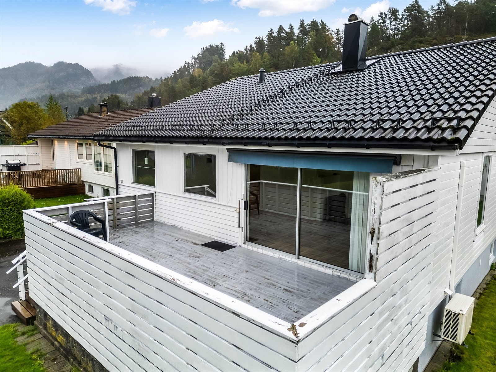 Skjermet veranda med fin plass til grill og hagemøbler. Galleribilde