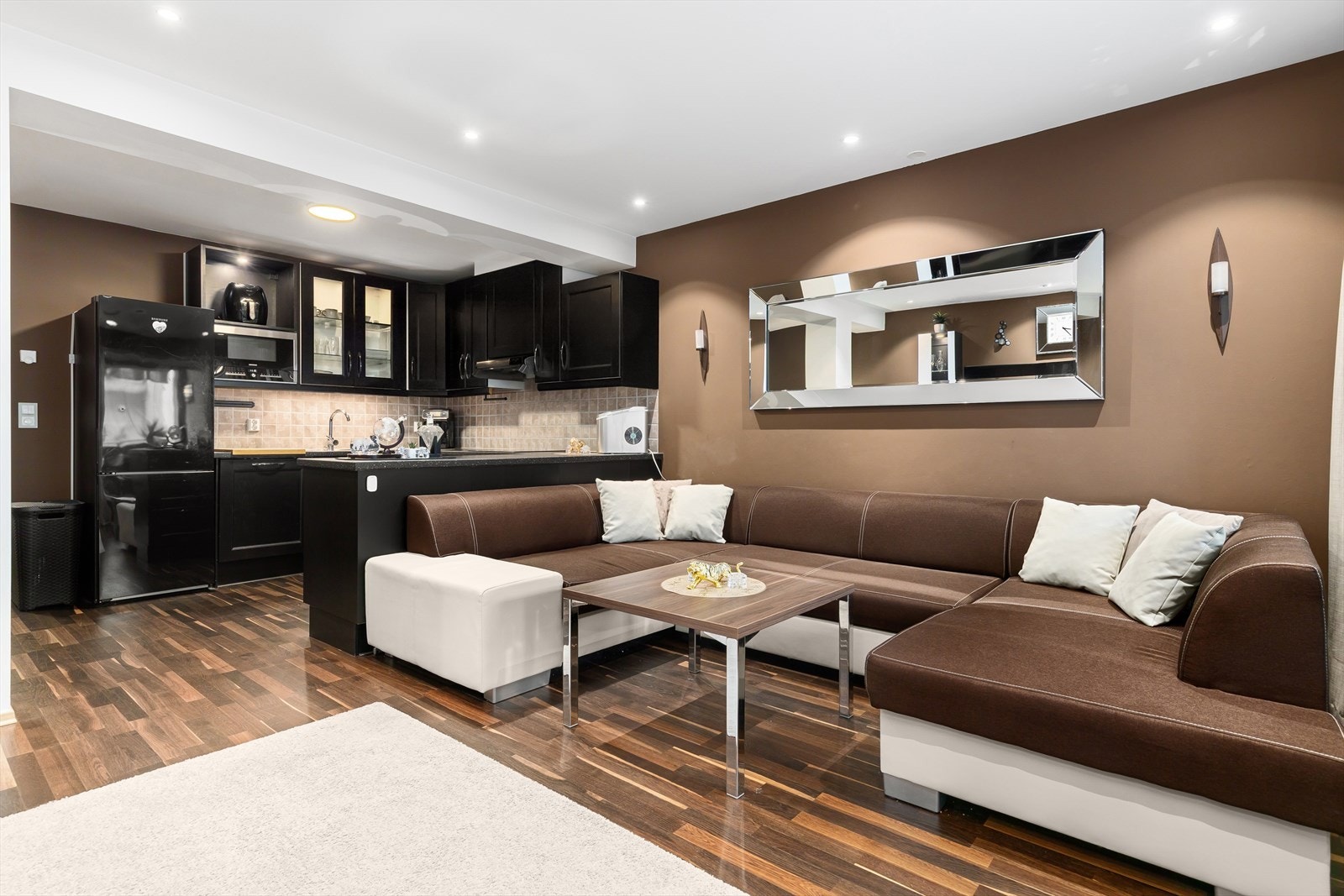 Sofakroken finner fort sin naturlige plass i rommet, og tv-en kan med fordel plasseres mot/på vegg. Galleribilde