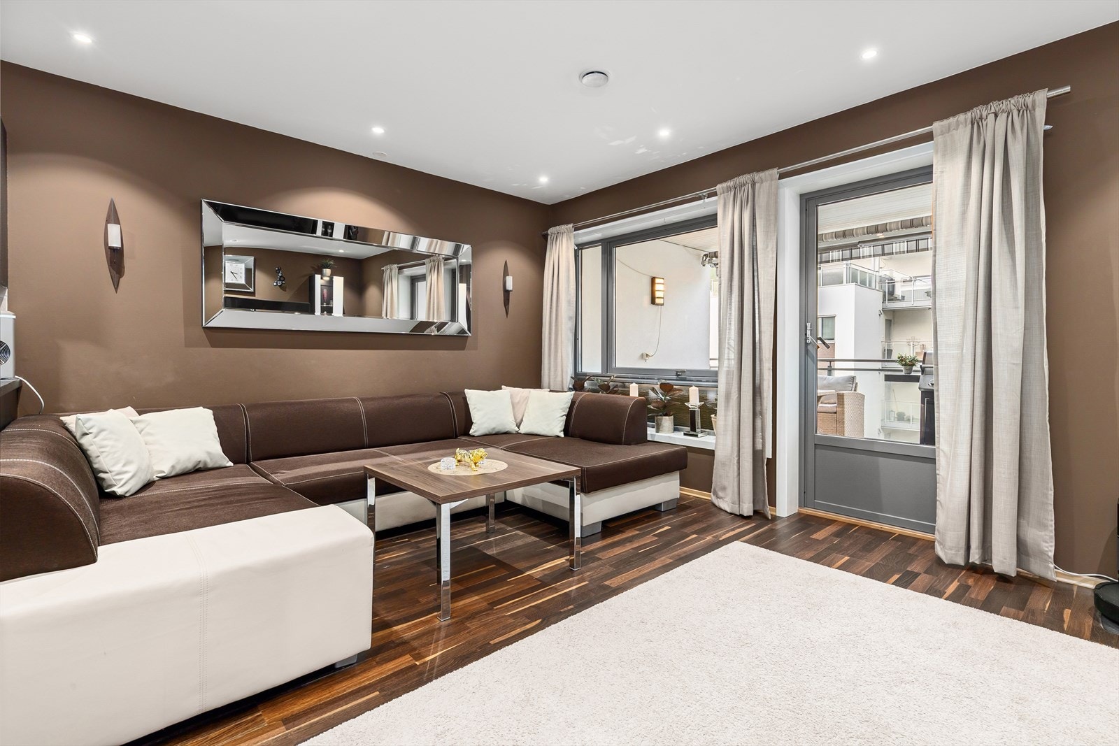 Flott detaljer med downlights i tak. Leiligheten varmes opp med vannbåren gulvvarme. Galleribilde