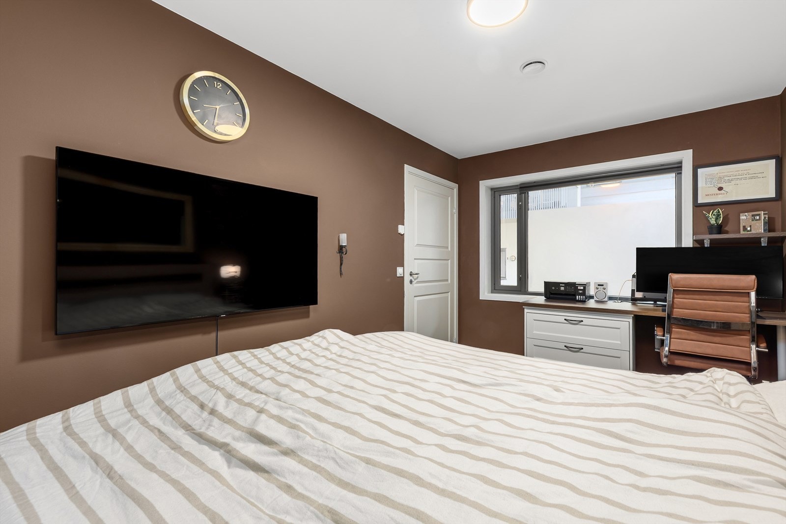 Her er det plass for dobbeltseng, nattbord og garderobeløsninger. Galleribilde