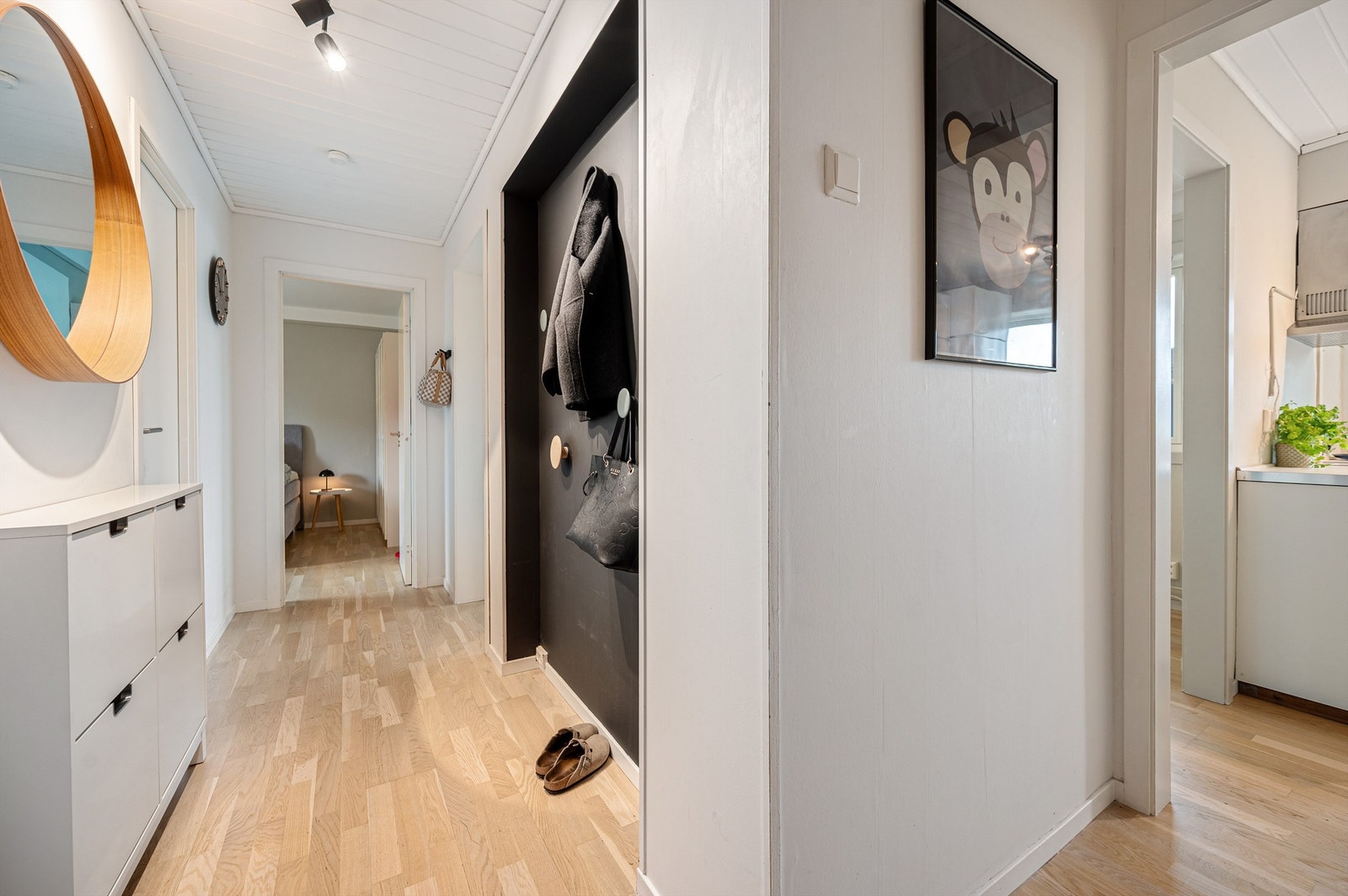 Leiligheten har en romslig entré med plass til å henge av yttertøy. Ved entré finner man 2 soverom, wc og bad, beliggende litt som en egen fløy. Galleribilde