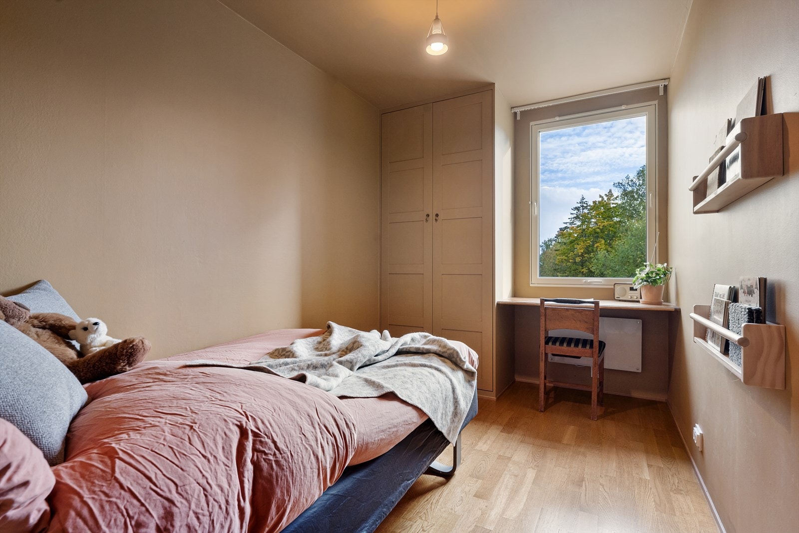 Det andre soverommet i leiligheten er også av god størrelse. Her er det plass til seng og nattbord i tillegg til skapet og den plassbygde skrivepulten. Galleribilde