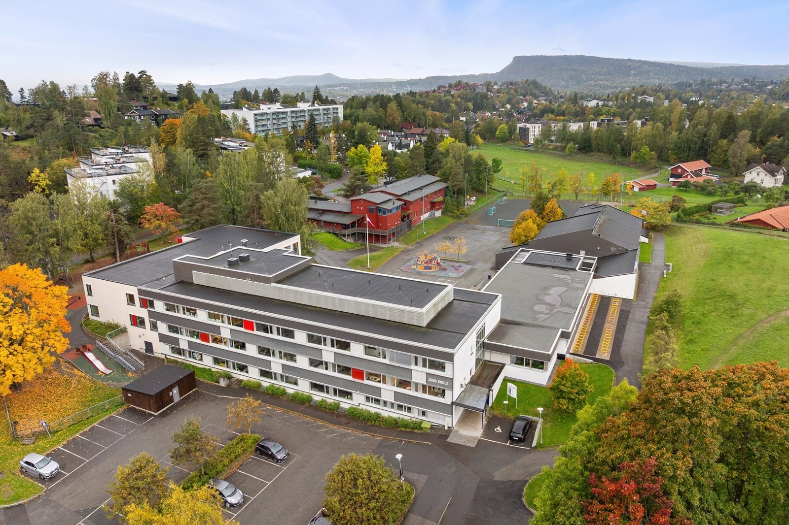 Jong skole og Jongskollen barnehage ligger kun et steinkast fra leiligheten - trygg og fin vei for barna. Galleribilde
