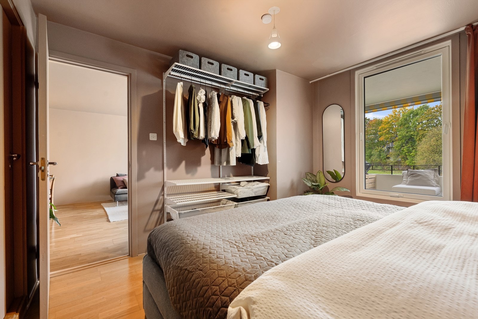 Det er satt opp en åpen garderobeløsning på hovedsoverommet, i tillegg til at det er laget en walk-in garderobe. Dette er originalt et vaskerom, hvor noen også har innredet nytt bad. Galleribilde