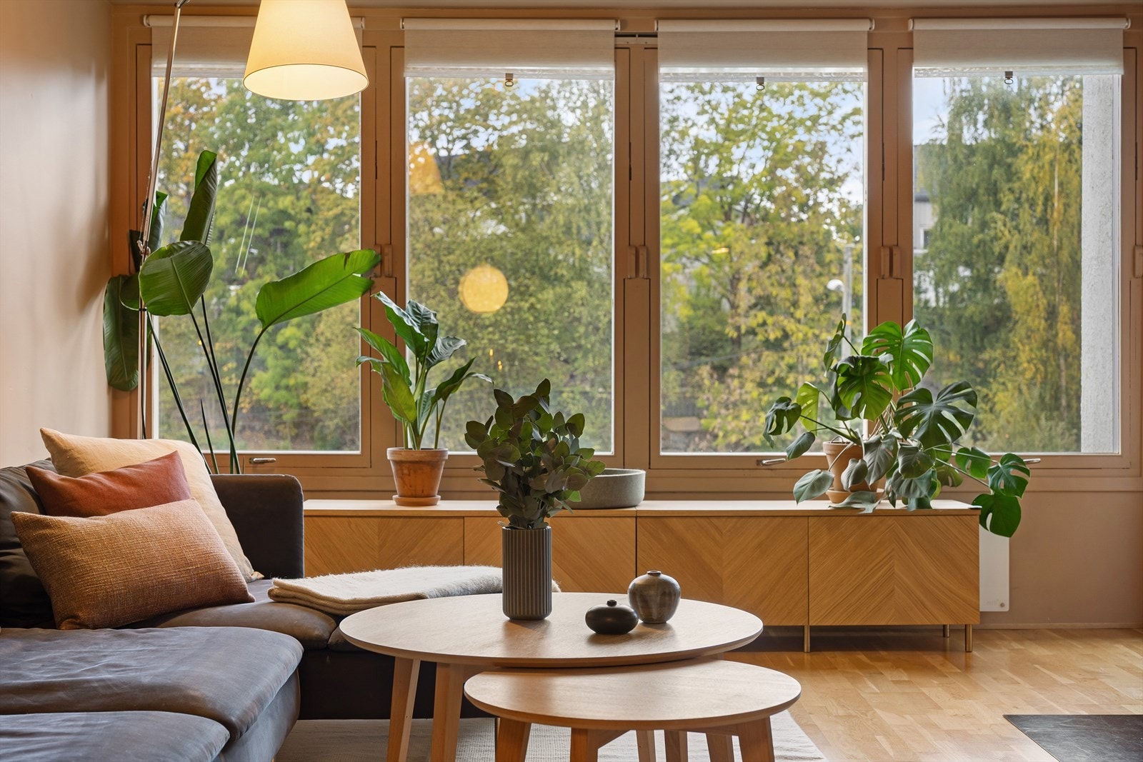 Vinduer langs hele den ene endeveggen slipper inn godt med dagslys, samtidig som det gir et luftig preg i leiligheten. Galleribilde