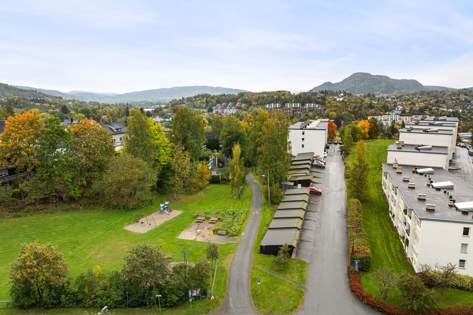 Det er pent opparbeidet i nærområdet med flere lekeplasser og samlingsplasser for liten og stor. Galleribilde