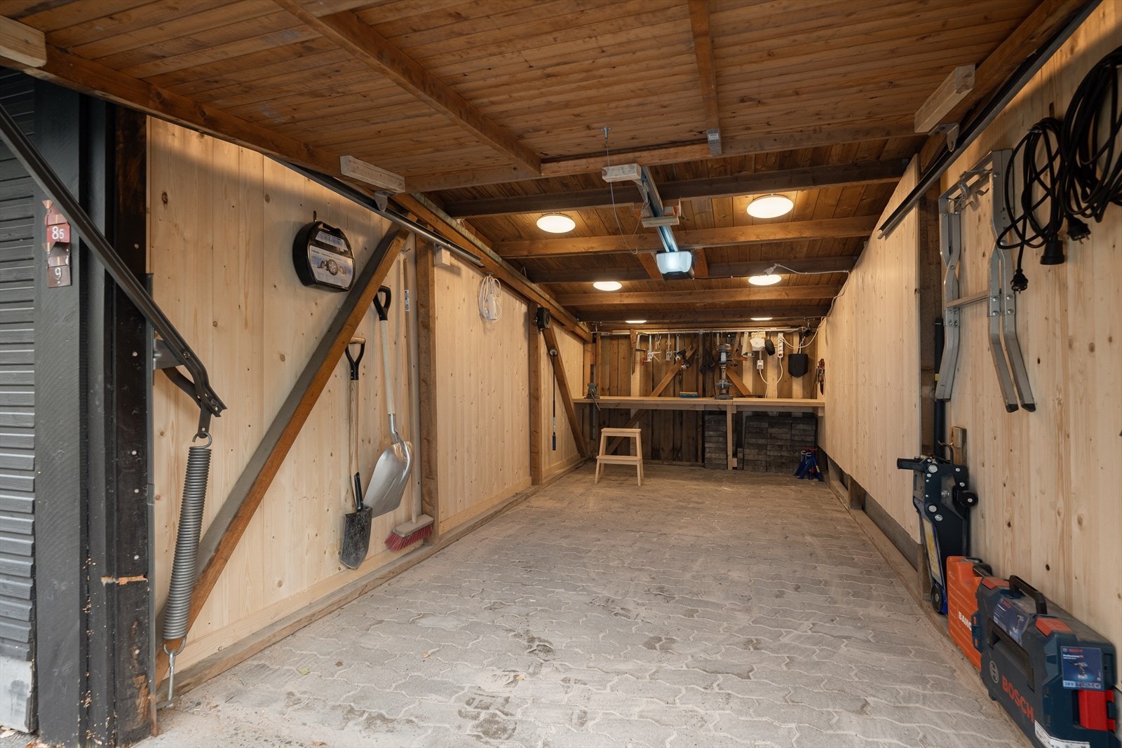 Det medfølger en garasjeplass i felles garasjerekke. Her er det muligheter for parkering av en bil samt elbillader dersom man trenger det. Galleribilde