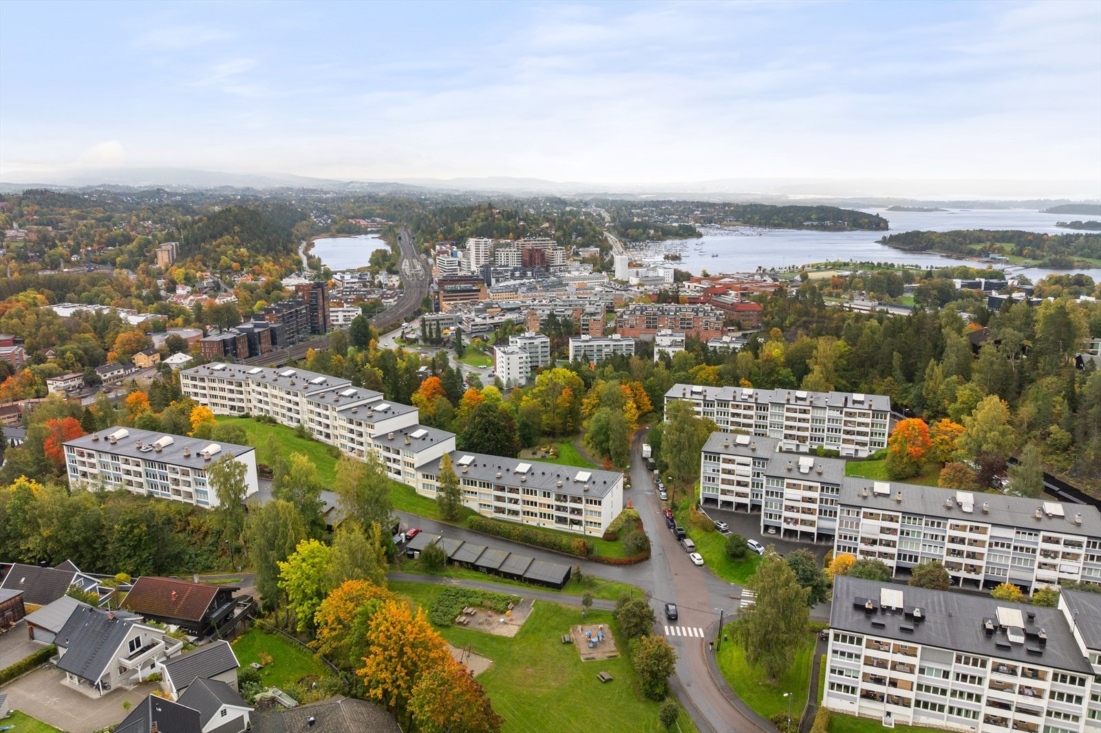 Jongsstubben ligger en liten gåtur eller kjøretur fra alt Sandvika har å by på, både kulturliv, shopping, treningsmuligheter og turområder. Galleribilde