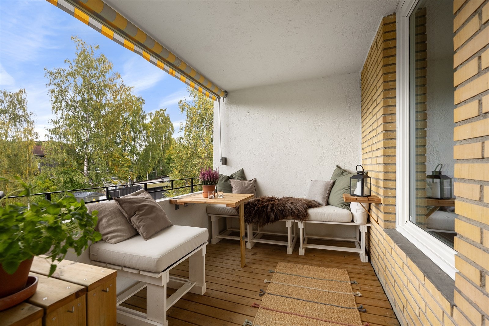 Fra stuen er det utgang til overbygget balkong. Her er det god plass til å møblere med både sittegrupper eller en lounge. Galleribilde