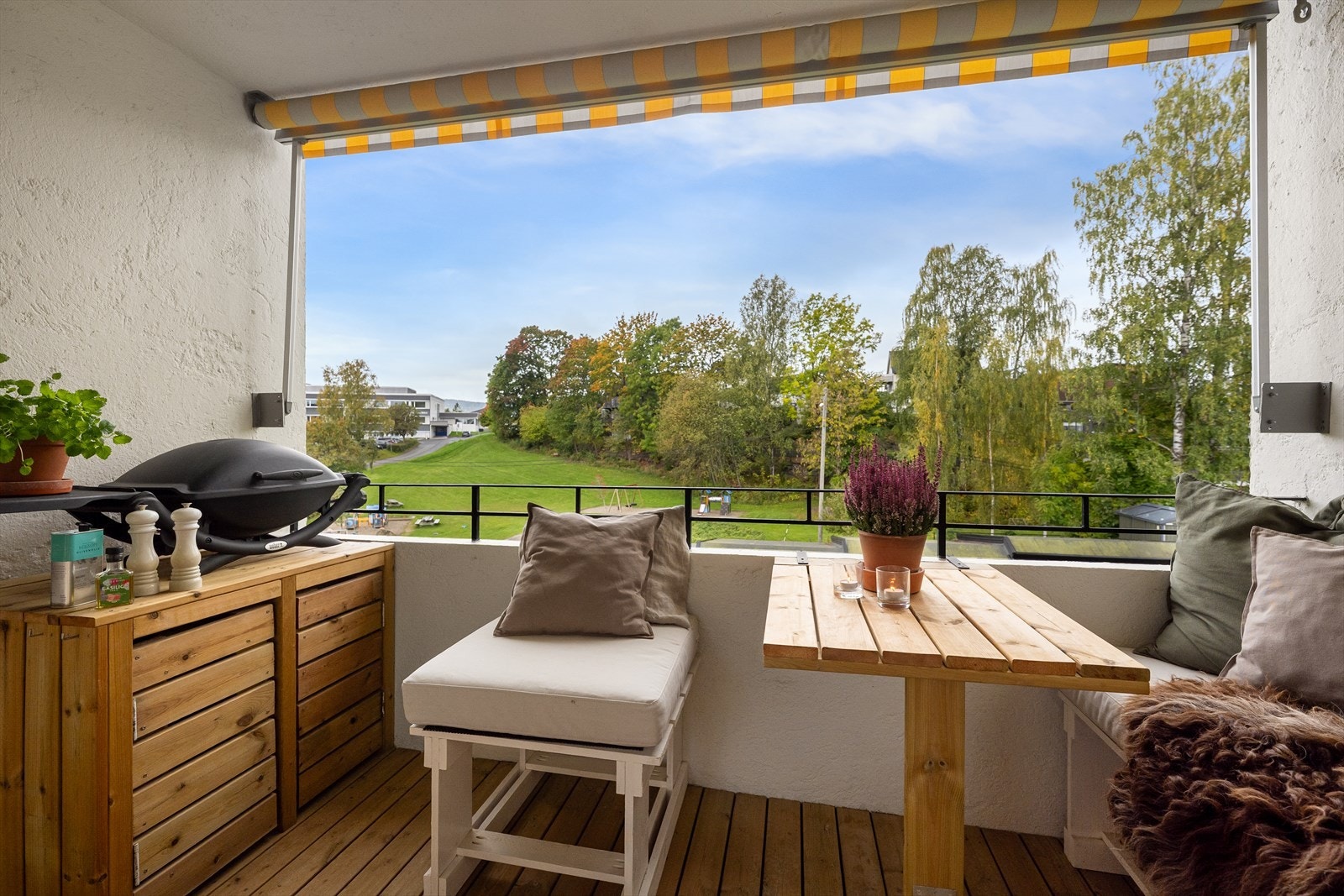 Det er montert markise på balkongen som skjermer for solen på de varmeste dagene. Galleribilde
