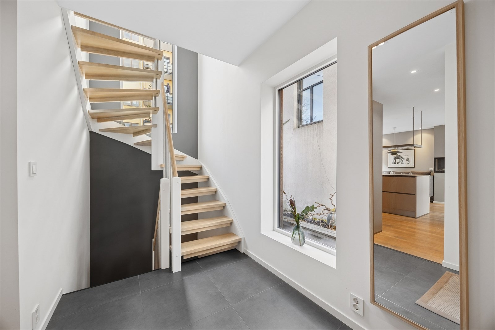 I enden av entreen finner du trappeløpet praktisk plassert mellom kjelleren og 2. etasjen. Galleribilde