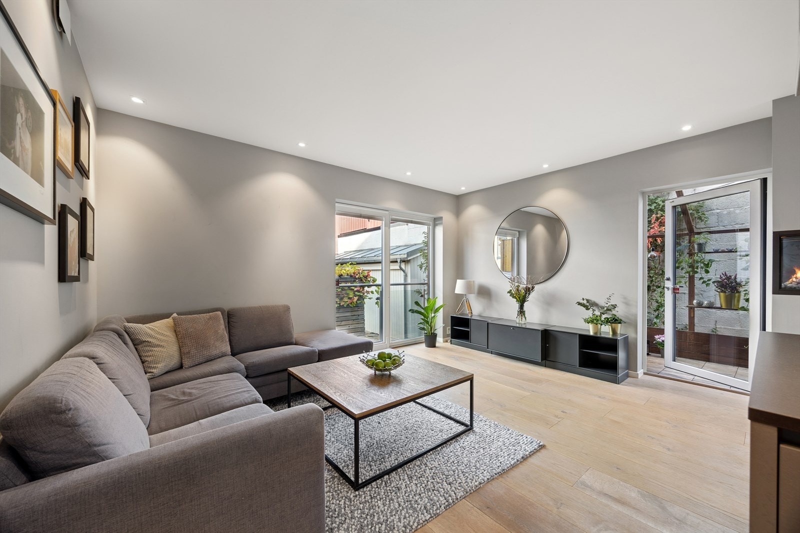 Stue med gode møbleringsmuligheter. Galleribilde