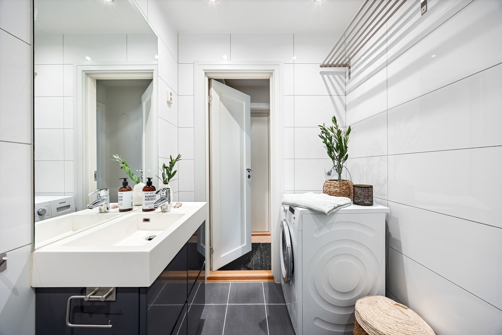 Badet har downlights montert i himling på bad og er bl.a. innredet med vegghengt servant med skuffeinnredning. Opplegg for vaskemaskin. Galleribilde