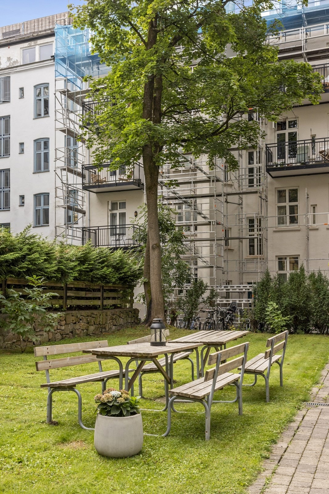 Sameiet har en frodig og hyggelig bakgårdshage med sittegrupper og sykkelparkering. Galleribilde